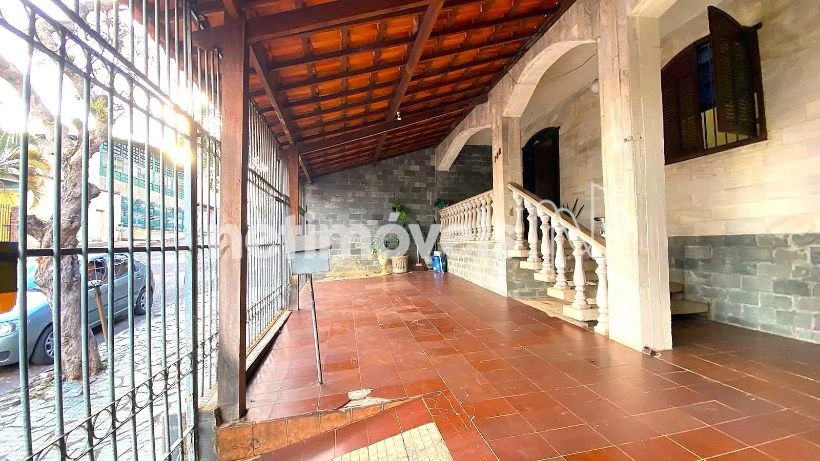 Frente da casa e garagem