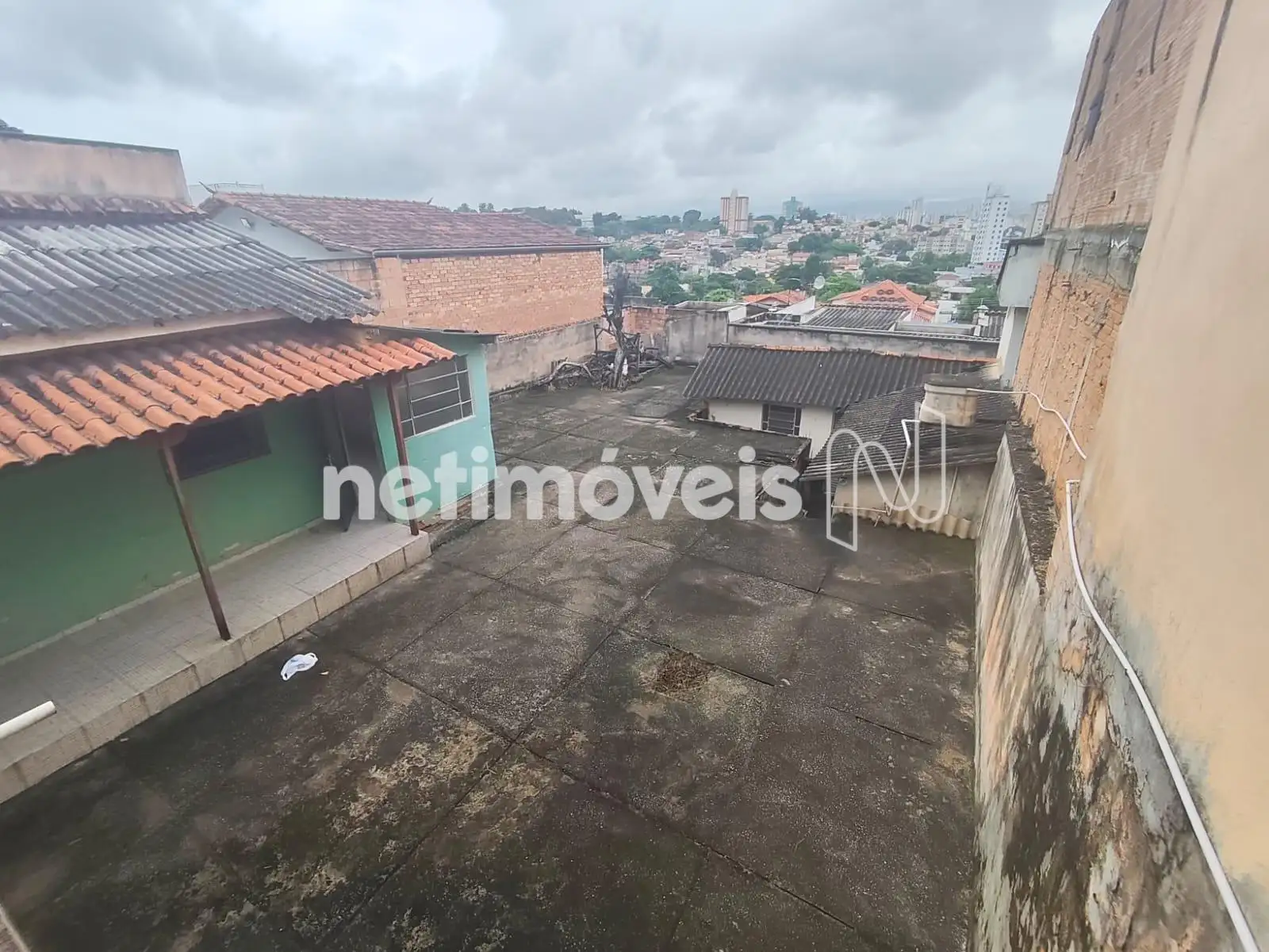 Visão parte do lote e barracão