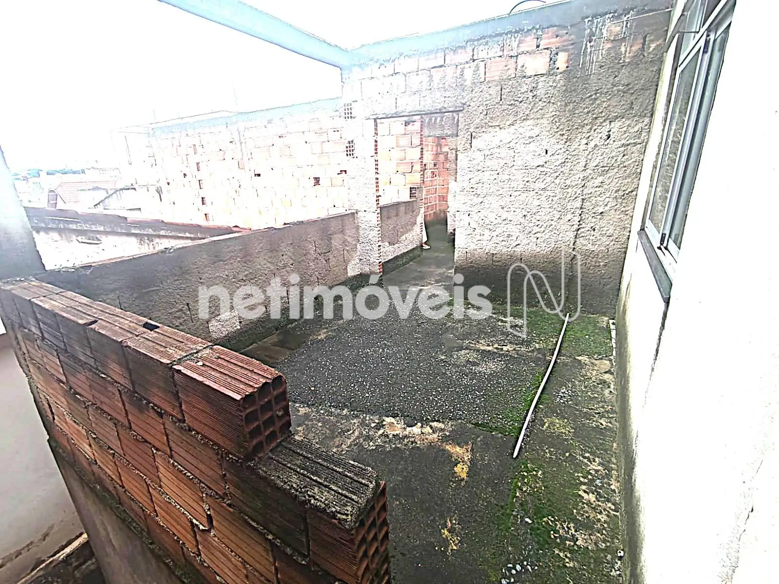 Espaço que pode virar 2 vagas paralelas