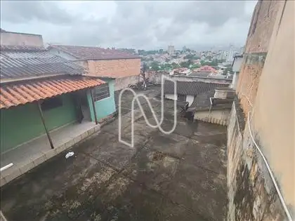 Visão parte do lote e barracão