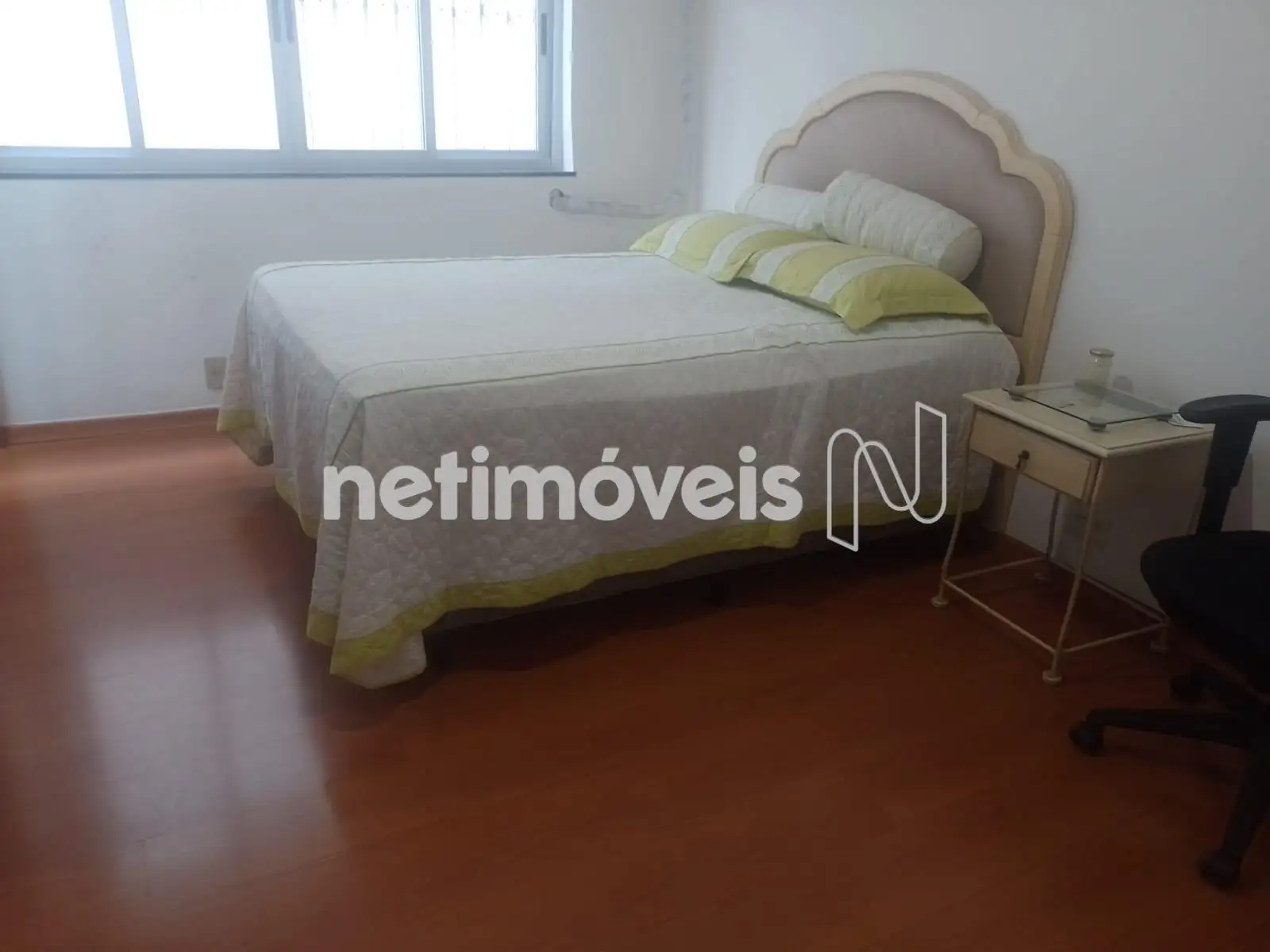 Primeiro quarto com suíte e armários.