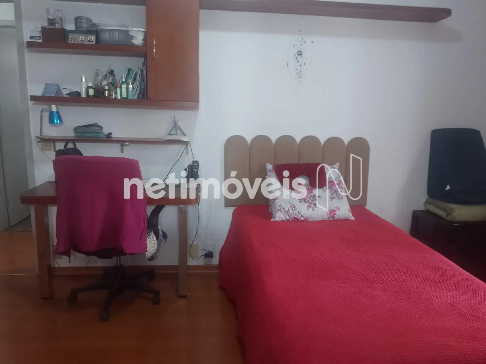 Quarto quarto com suite e armário
