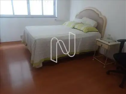 Primeiro quarto com suíte e armários.