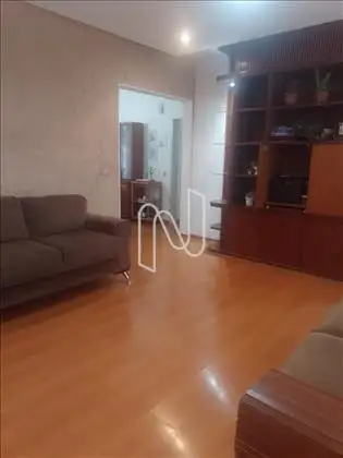 Sala com acesso a sala de jantar .