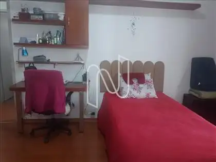 Quarto quarto com suite e armário