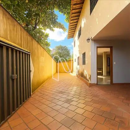 Frente da casa/Garagens