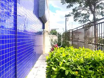 Frente do prédio/Jardim 