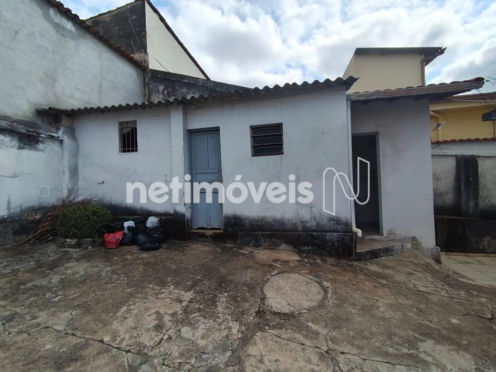 QUARTO E BANHEIRO EXTERNO