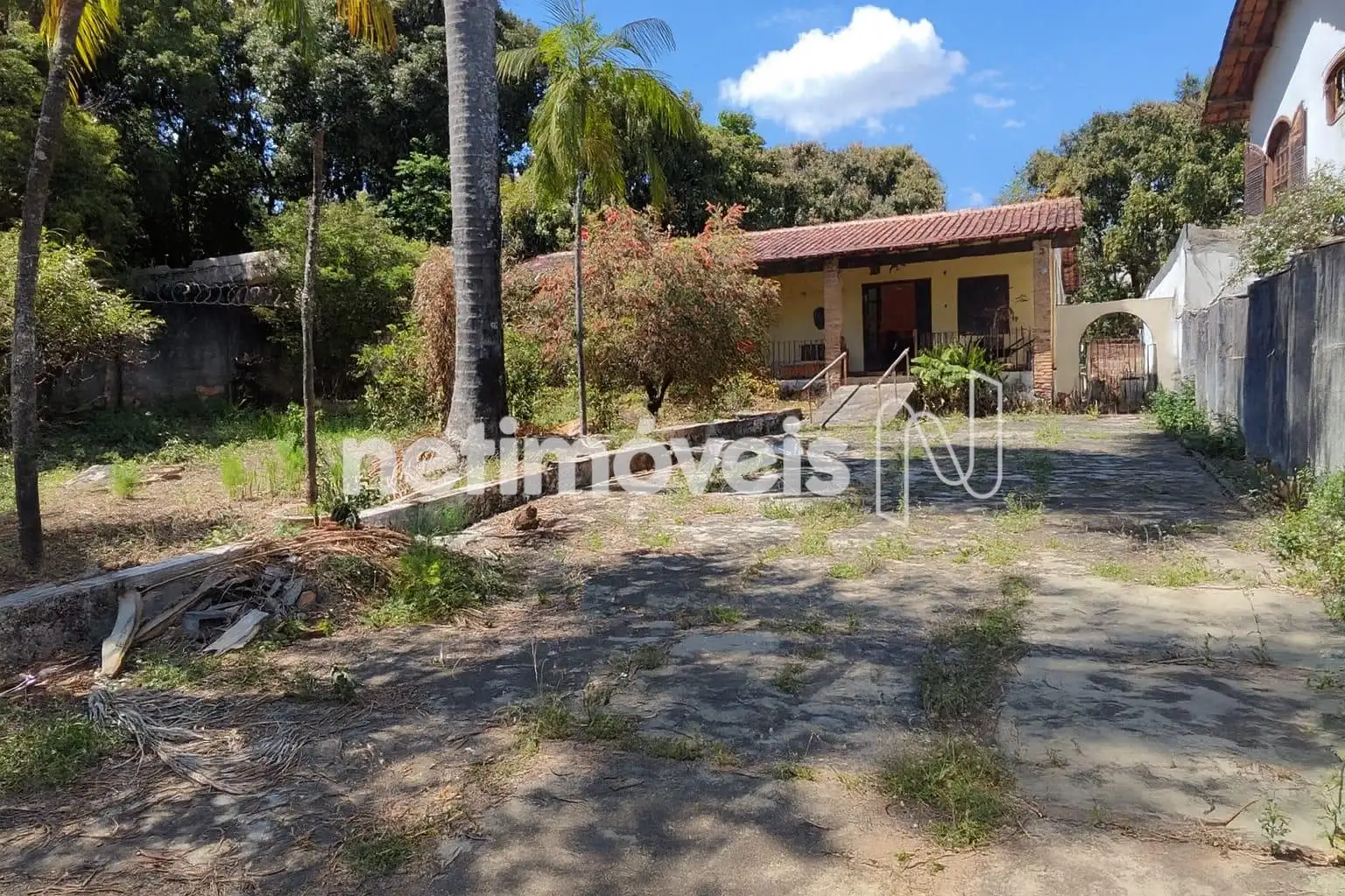 Frente da casa estacionamento 