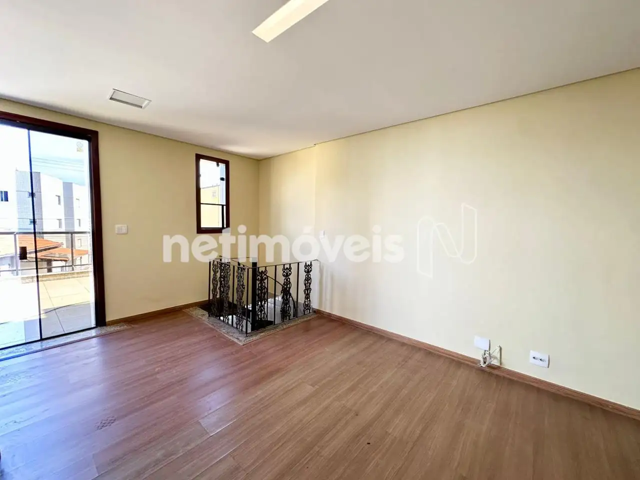 Sala com Terraço e escada de acesso da garag