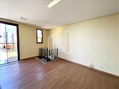 Sala com Terraço e escada de acesso da garag 