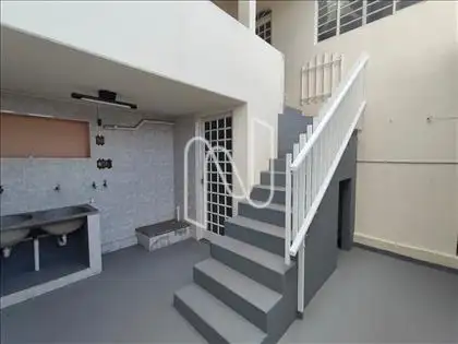 F24 - ESCADA DE ACESSO NÍVEL INFERIOR