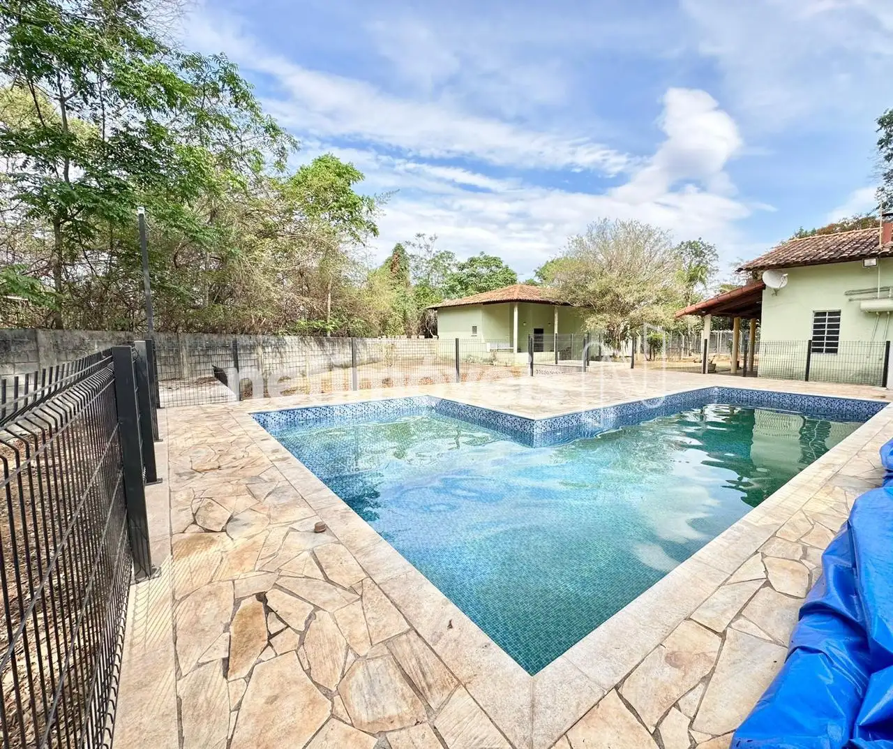 Área de lazer com piscina