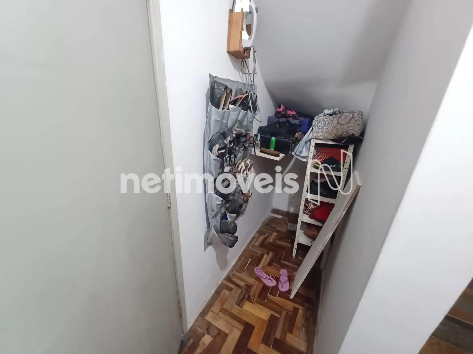 Cômodo embaixo escada