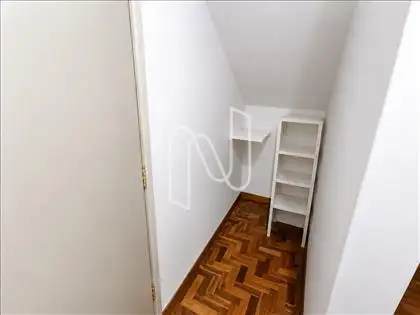 Cômodo abaixo escada