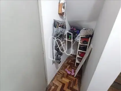 Cômodo embaixo escada