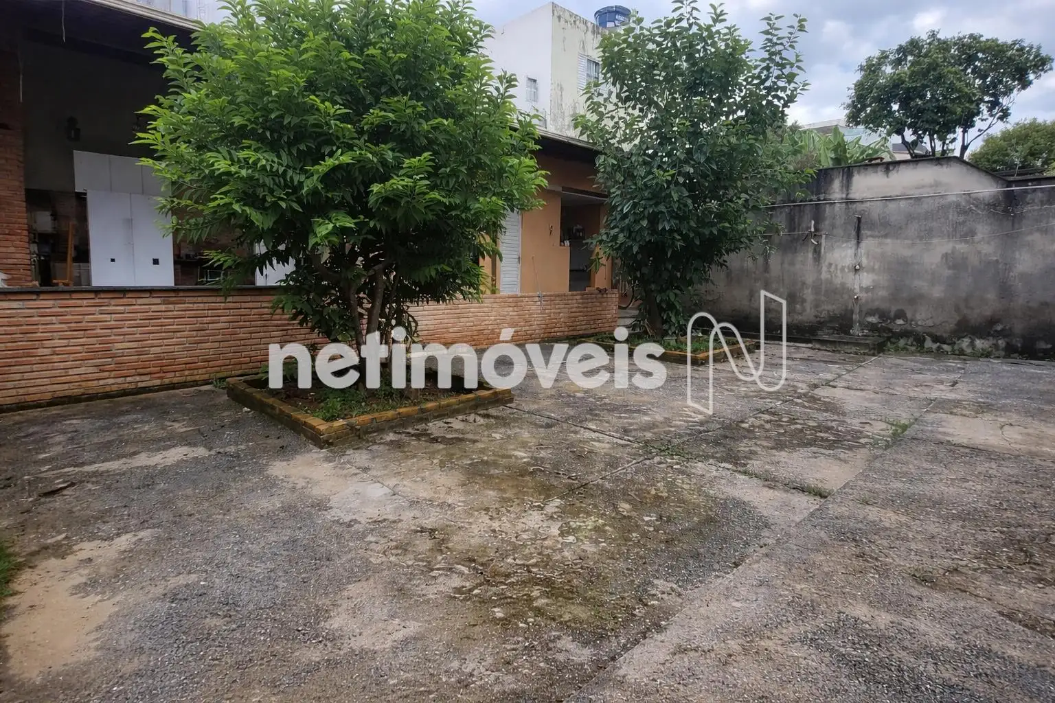 Area livre funda da casa 