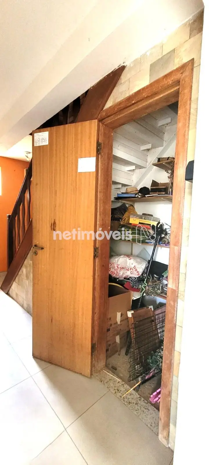 quarto de despejo debaixo da escada 