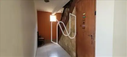 escada para o segundo nivel