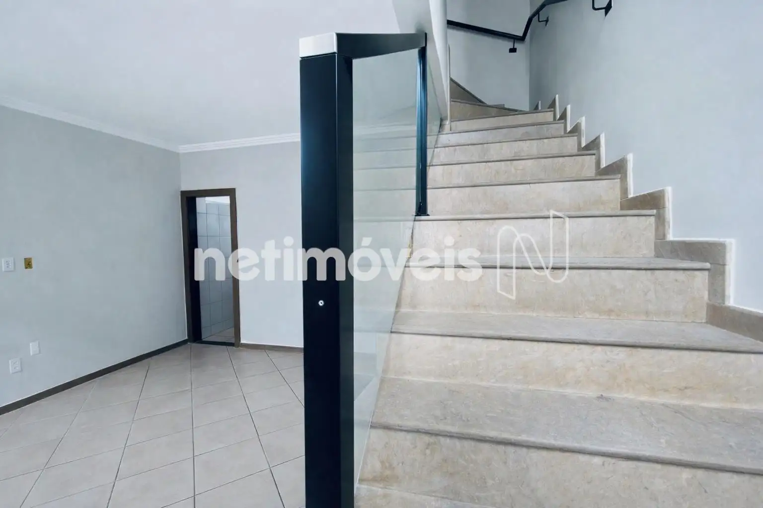 Sala/escada de acesso