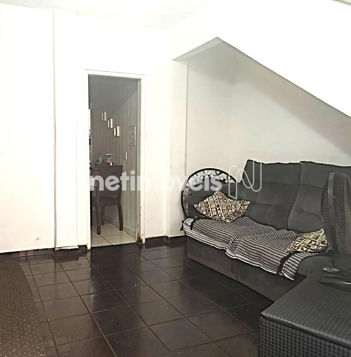 SALA E PORTA DE ACESSO A COZINHA