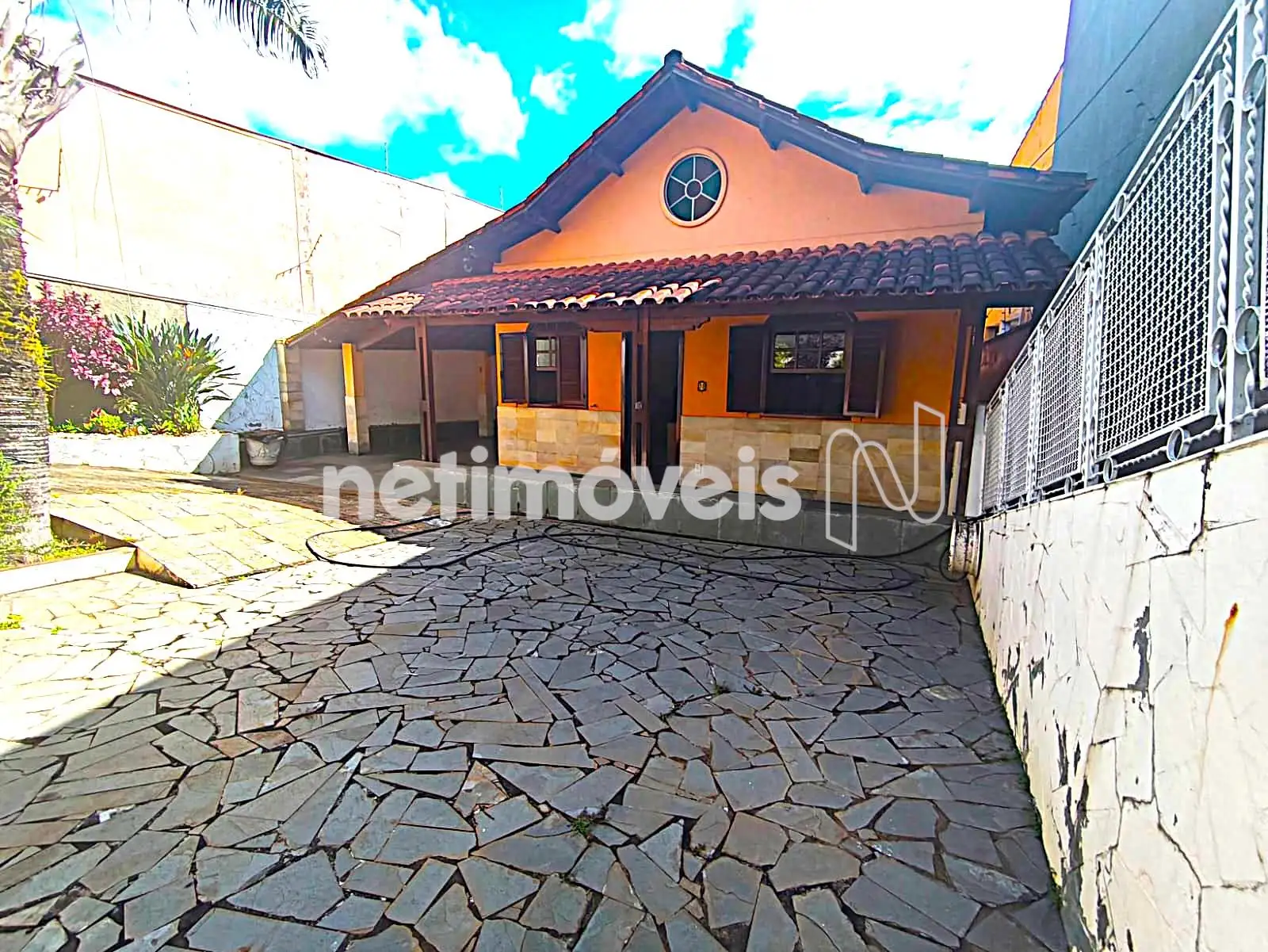 CASA INTERNA E VAGA DE GARAGEM