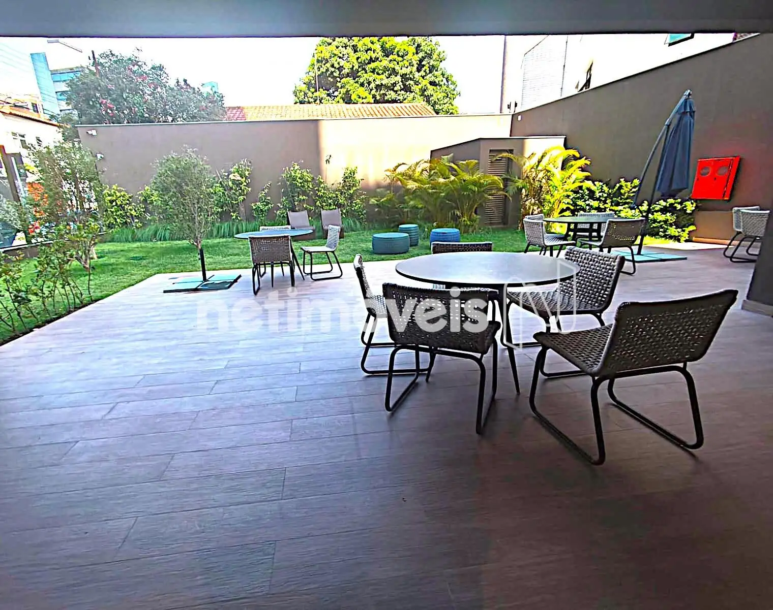 ÁREA DE LAZER DA PISCINA