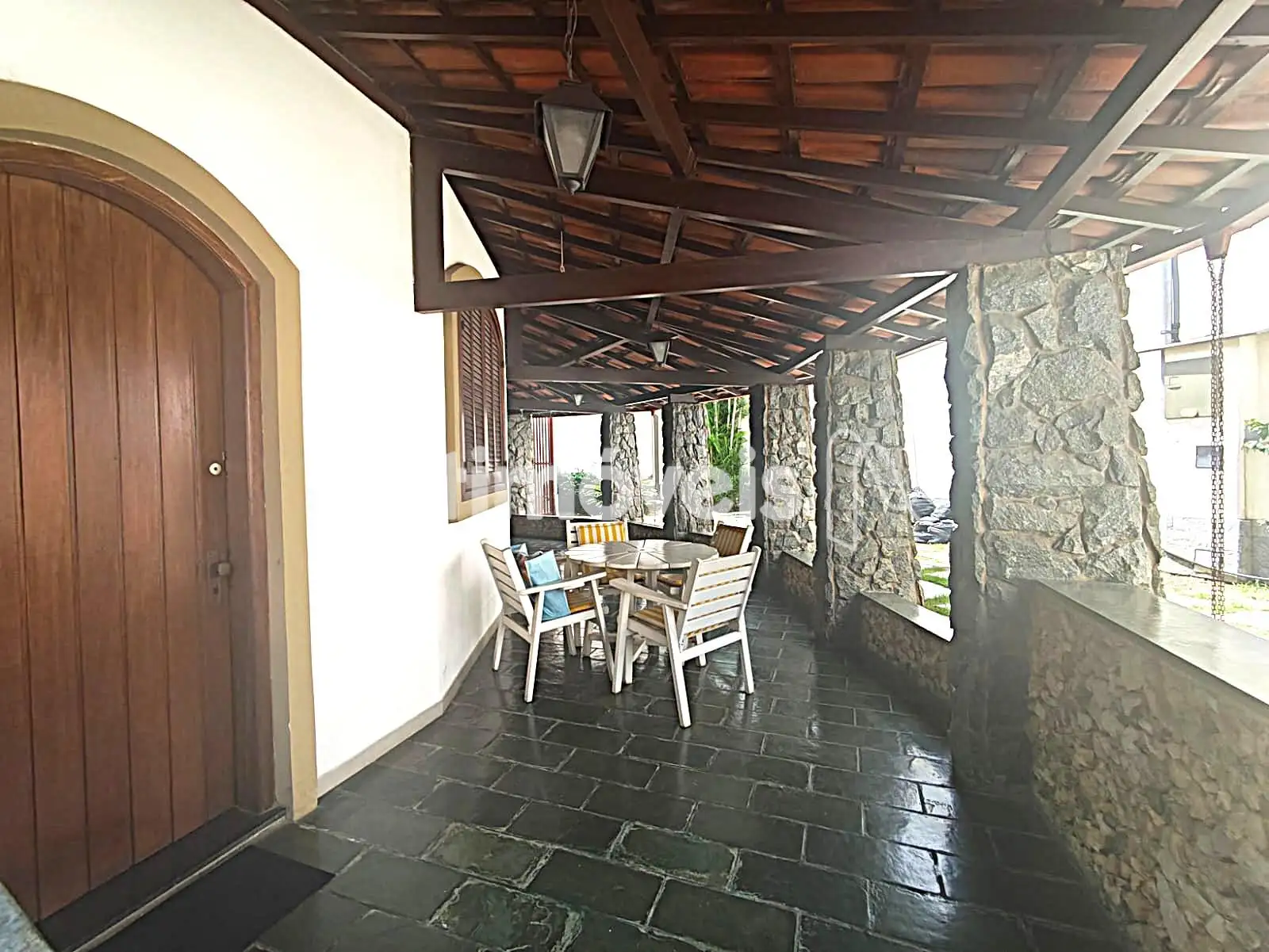 ENTRADA DA CASA E VARANDA