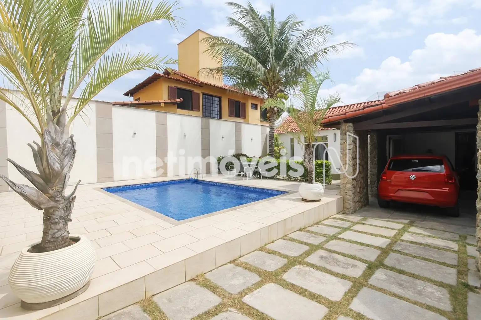 ÁREA DE LAZER DA CASA E GARAGENS