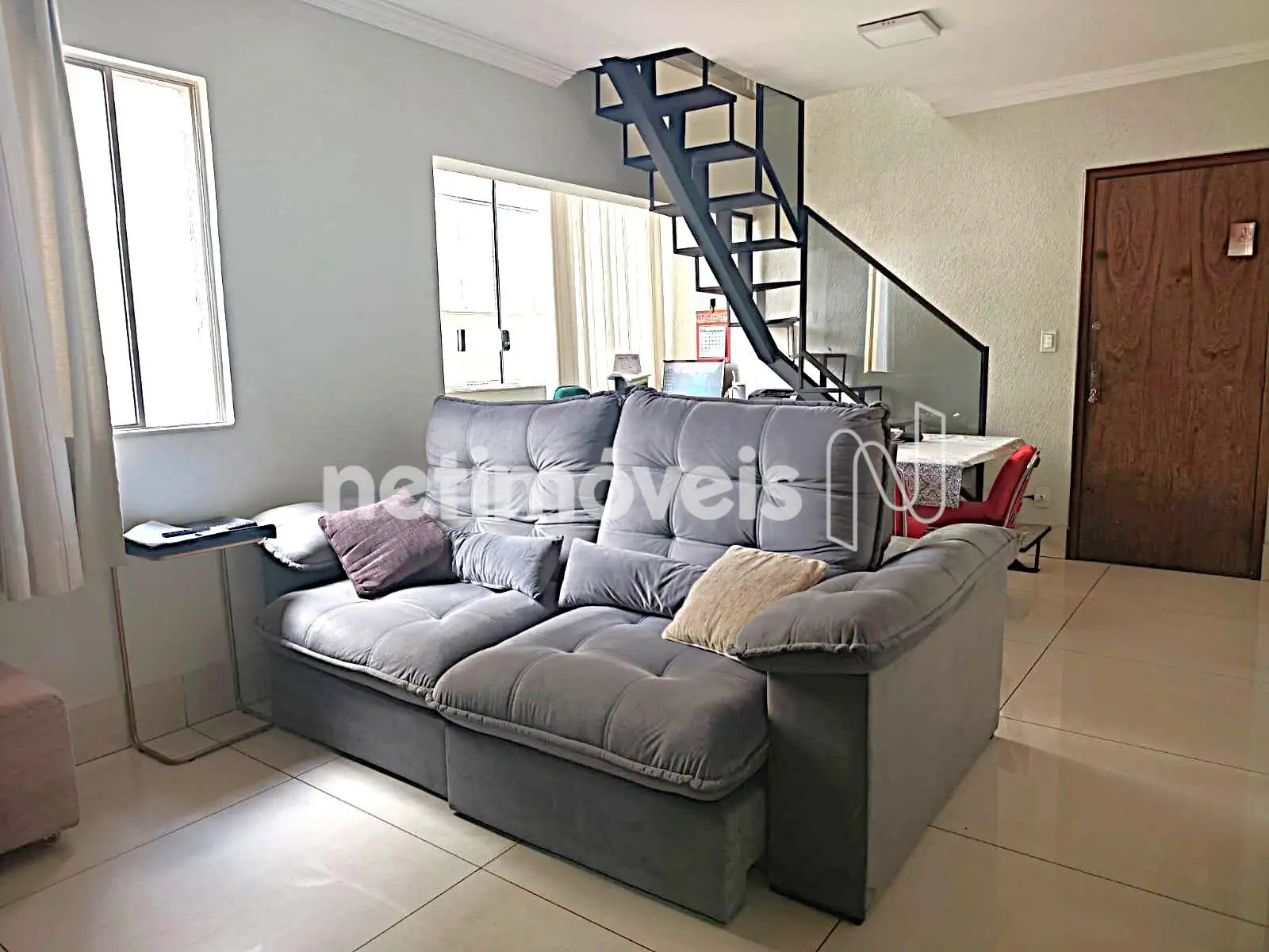 Sala / escada de acesso  para o 2° nível