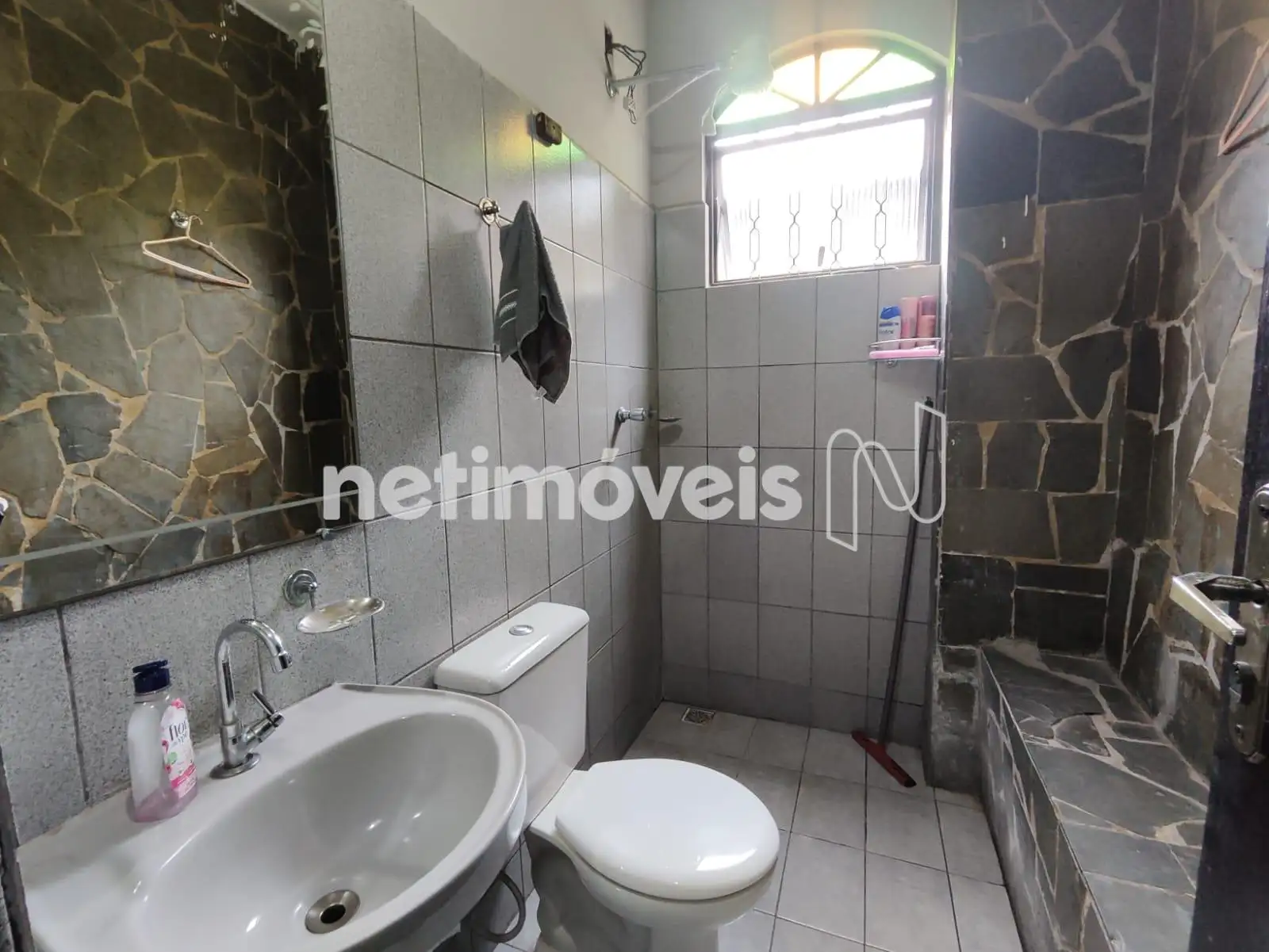 Banheiro Quarto a Esquerda da Sala de Estar 