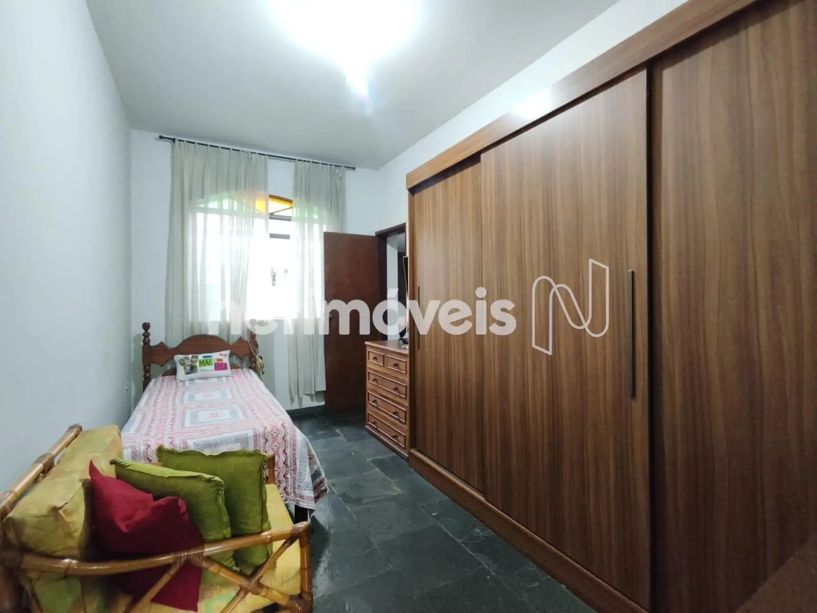 Quarto a Esquerda da Sala de Estar 