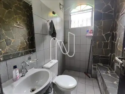 Banheiro Quarto a Esquerda da Sala de Estar  