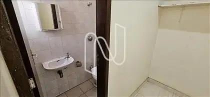 Quarto / Banheiro D.C.E.