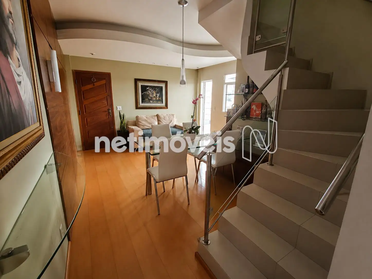 Sala e escada de acesso ao 2° nível