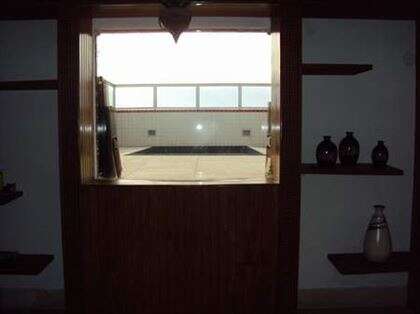 Vista da sala para a piscina