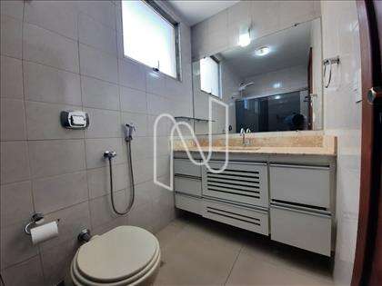 Banho suíte com armários e box blindex