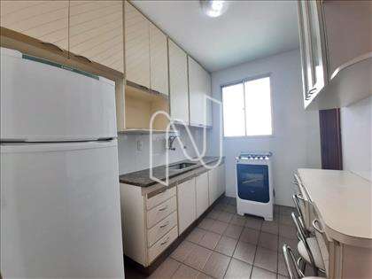 Cozinha ampla com armários