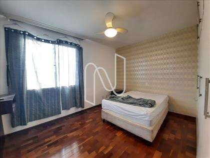 Quarto suíte com piso em tacos