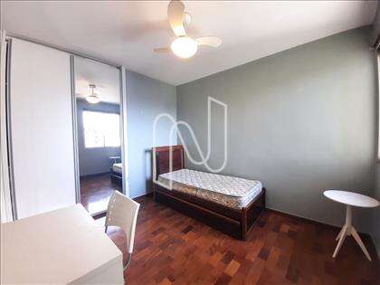 Quarto 02 com armários