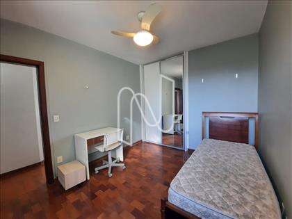 Quarto 02 com armários