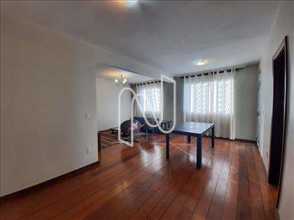 Sala com piso em tábua corrida