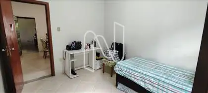 Quarto a direita da sala de jantar 