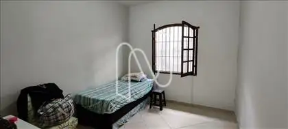 Quarto a direita da sala de jantar 