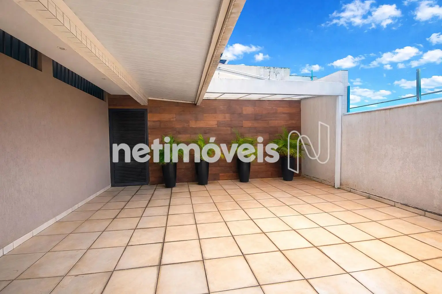 Espaço descoberto do salão de Festas