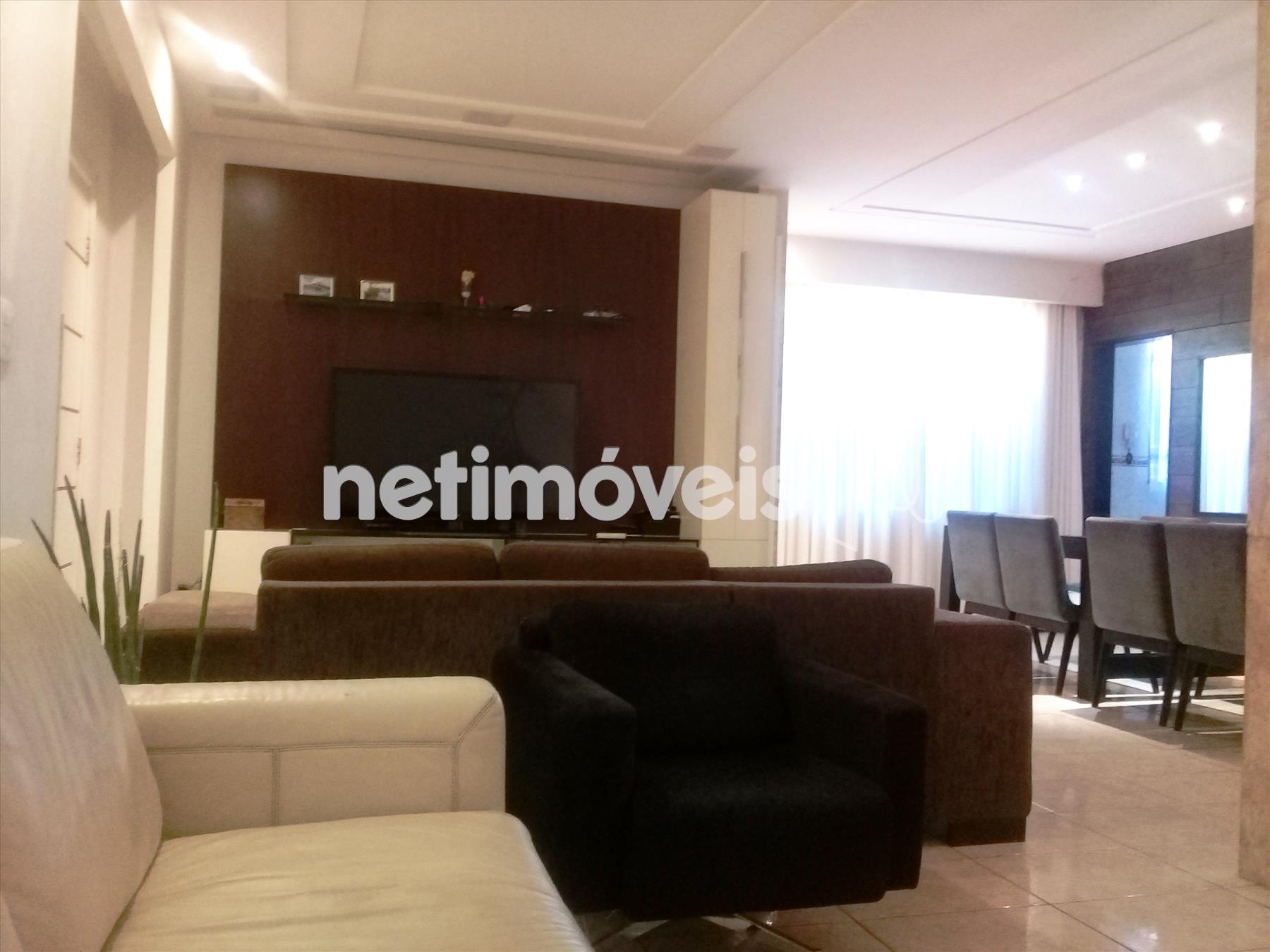 Vista da Sala de TV Para a Sala de Jantar