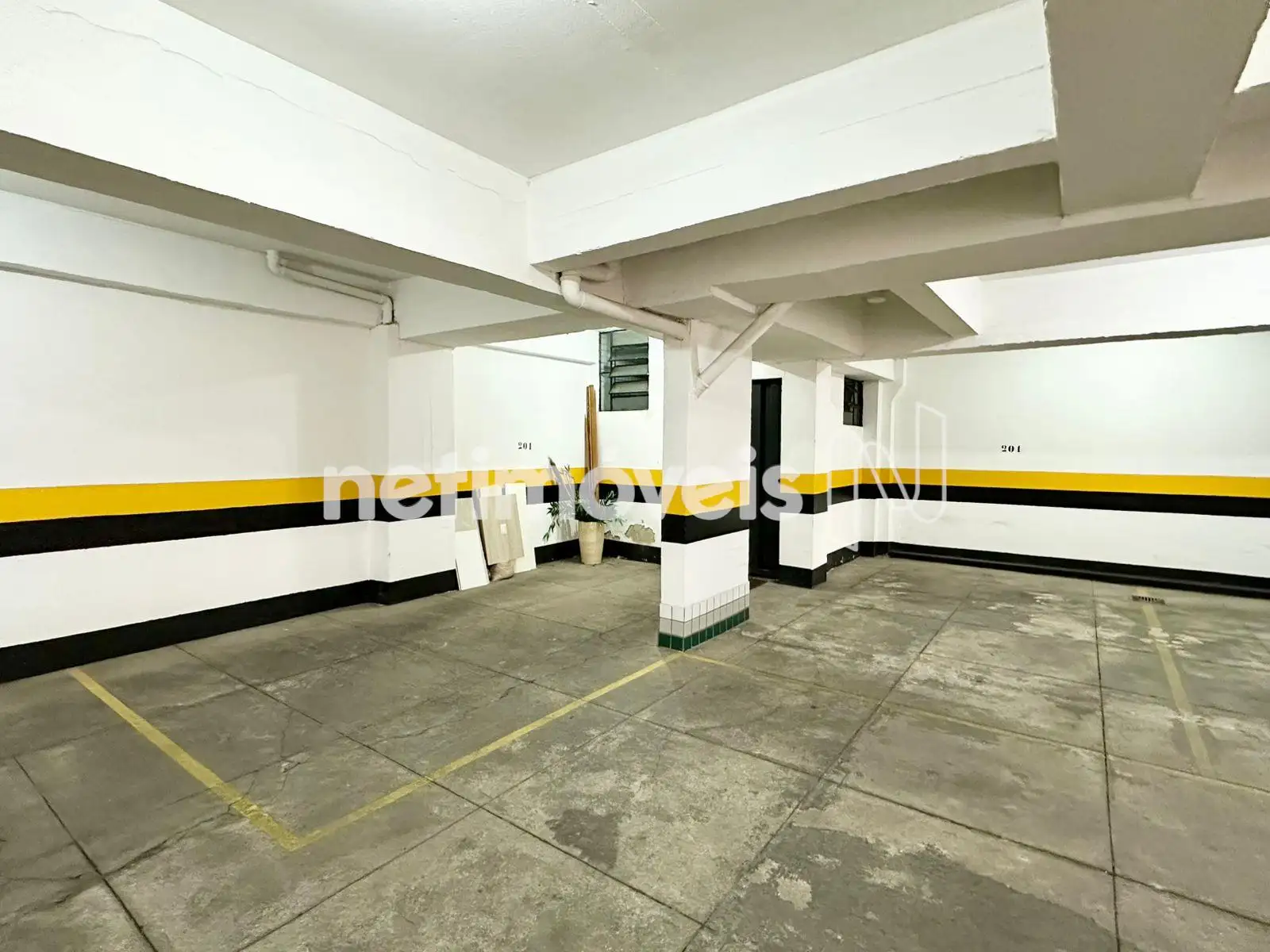 Prédio - Vagas de garagem 