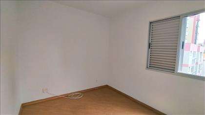 QUARTO 02 COM ARMÁRIOS