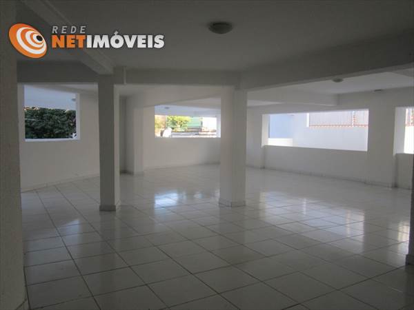 Salão de festas amplo ecom piso em cerâmica