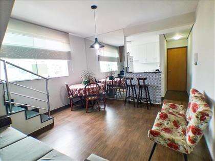 Sala Ampla Com Parede Espelhada